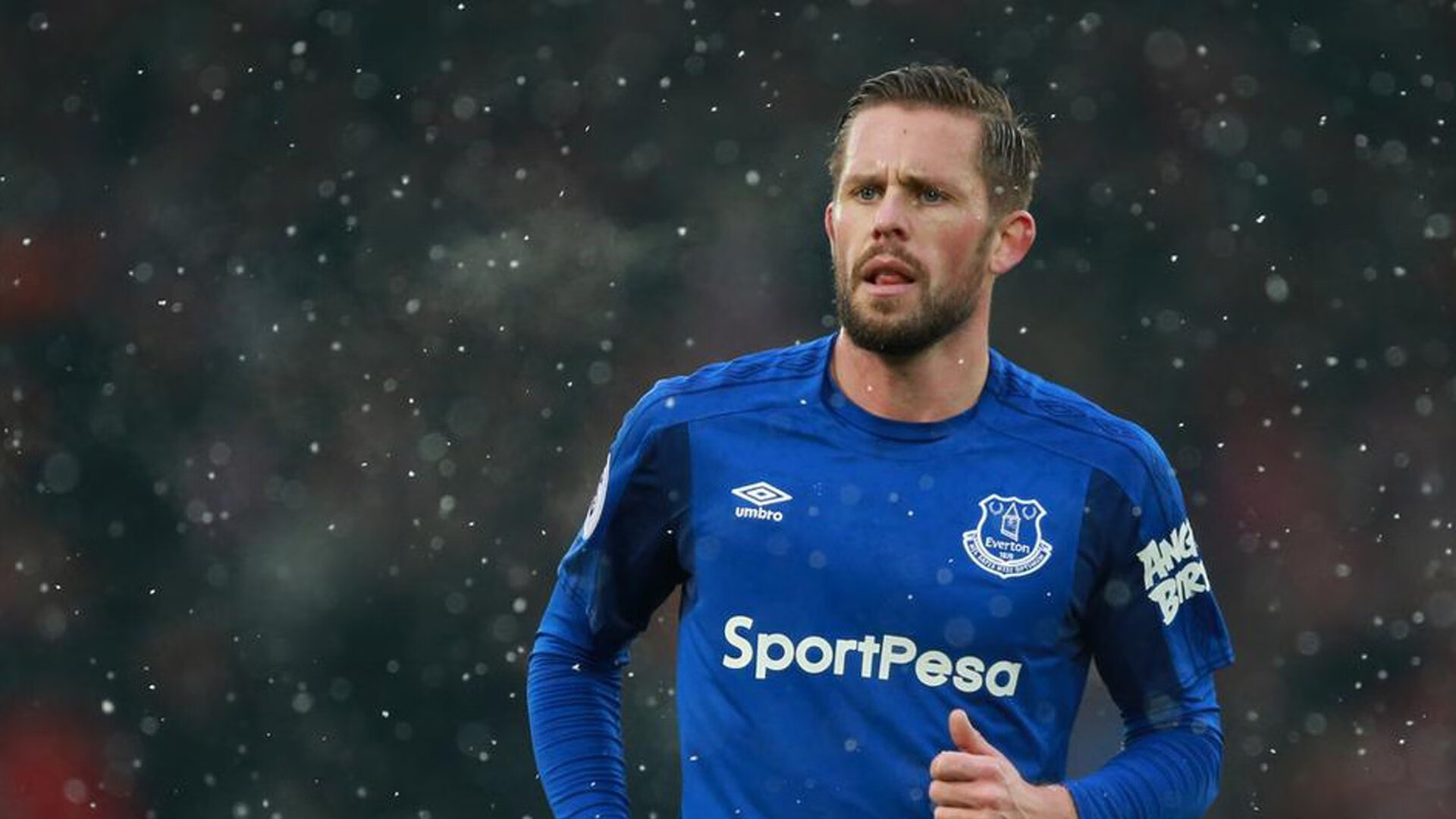 开云体育中国-黄色潜水艇掀翻石油巨舰，铁腰法比尼奥主宰世纪之战—当欧战铁血遇上国家德比的权杖更迭